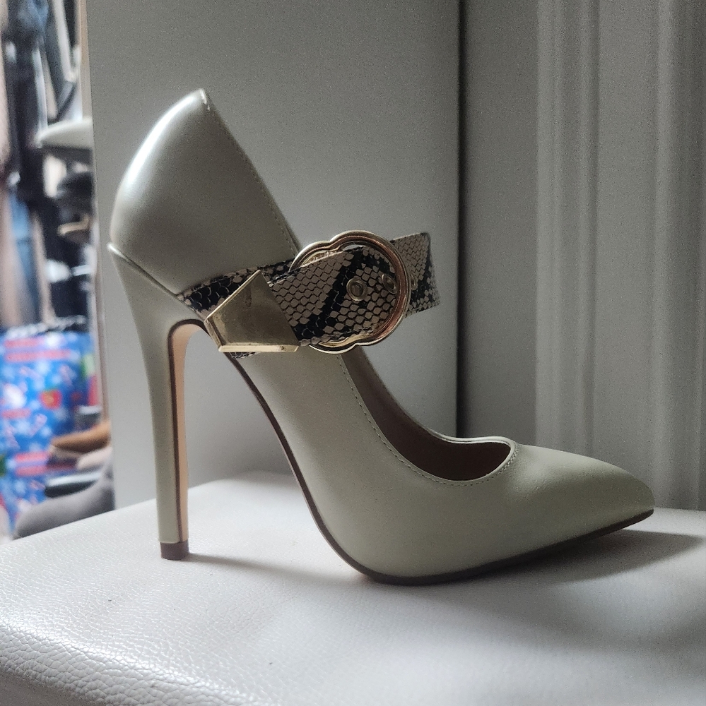 Elegant Cream High Heel with Snake Print Accent